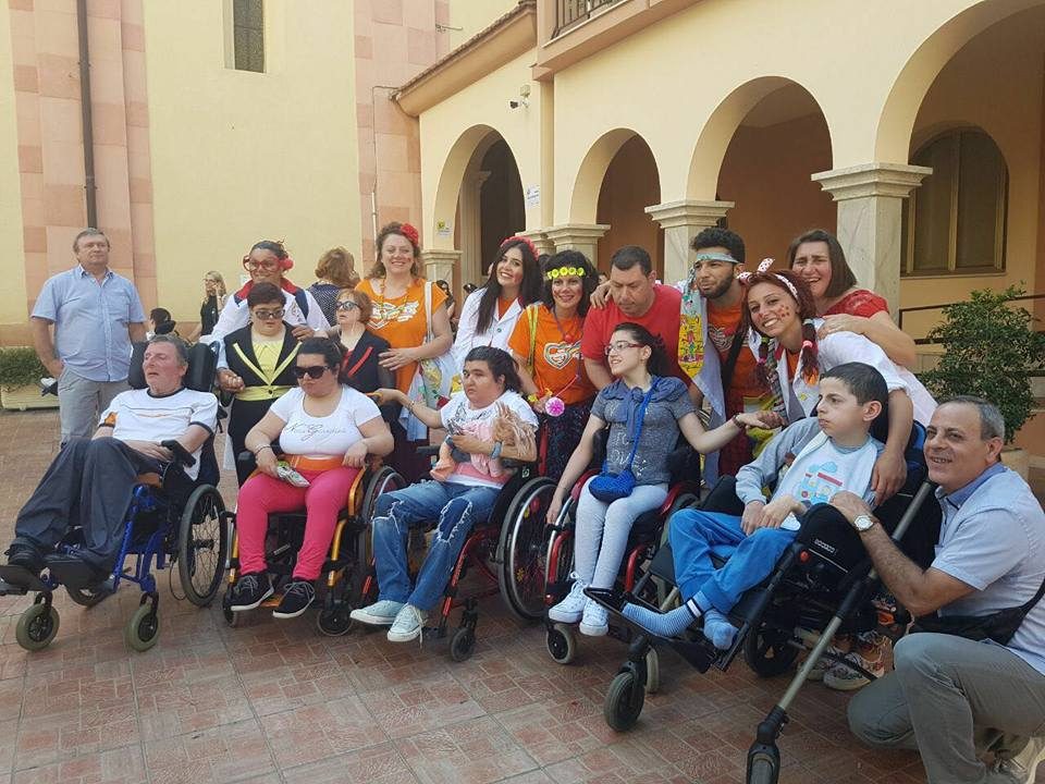 volontari assistono disabili associazione presenza