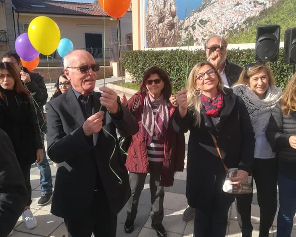 Don Silvio associazione presenza con palloncini